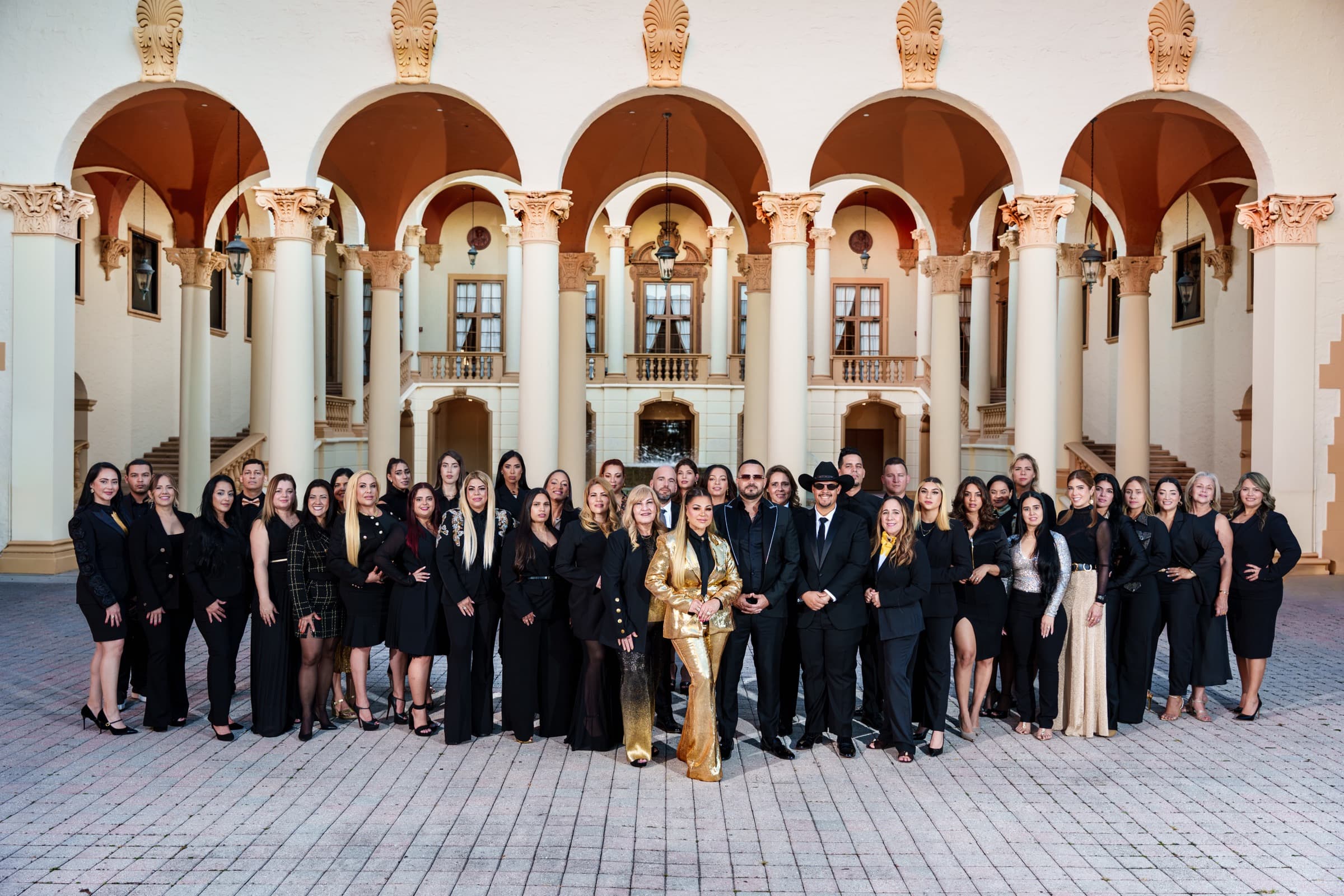 El equipo de GoldPen reunido frente al Biltmore Hotel de Coral Gables